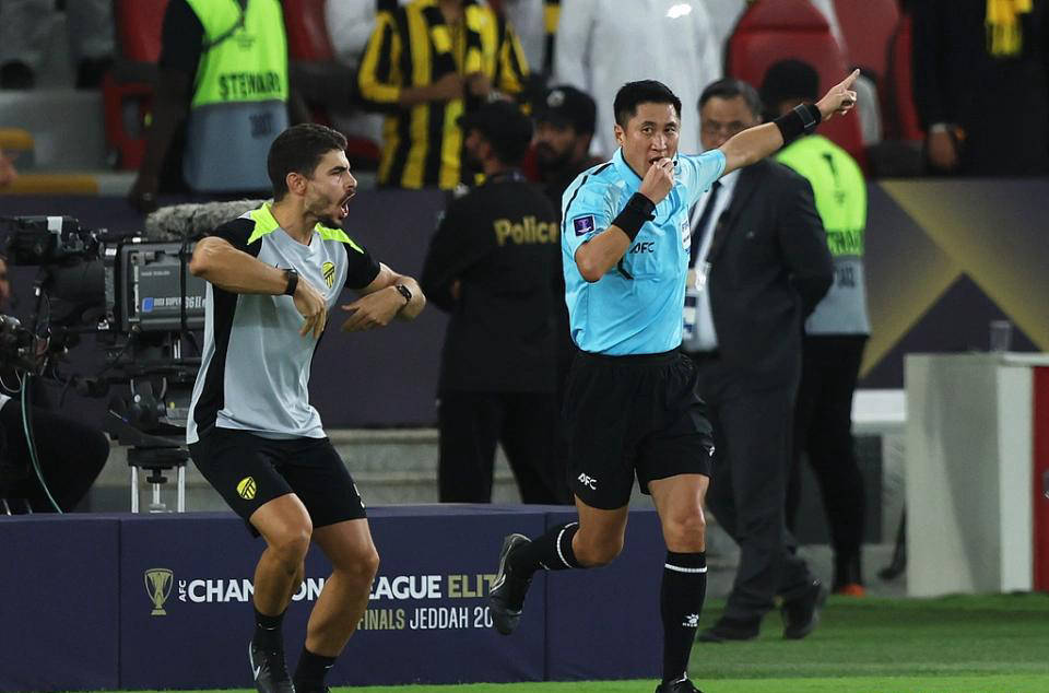 马宁因关键判罚争议被取消亚冠执法资格，原本有望执法决赛