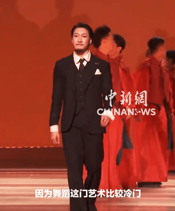 舞者杨思宇谢幕脱和服：坚守中国心，展现真我风采