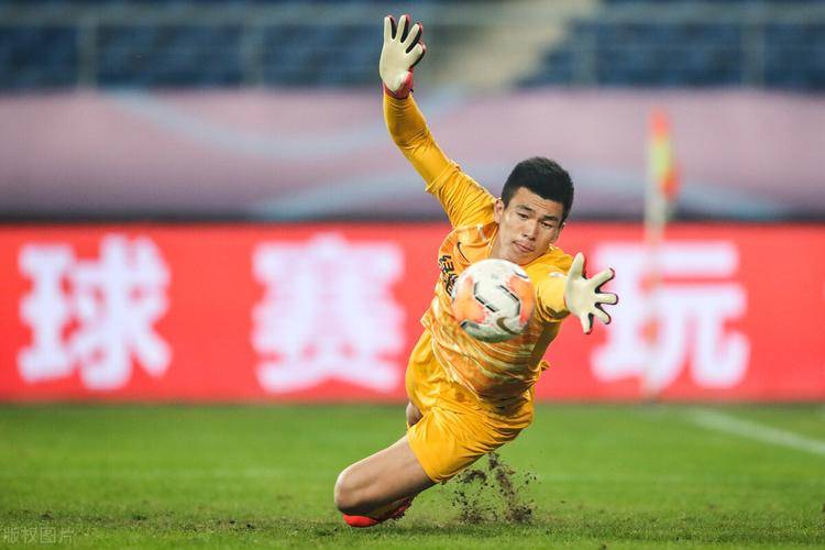 如今回归上海申花的他，已顺利入选国足名单，未婚妻身份不一般