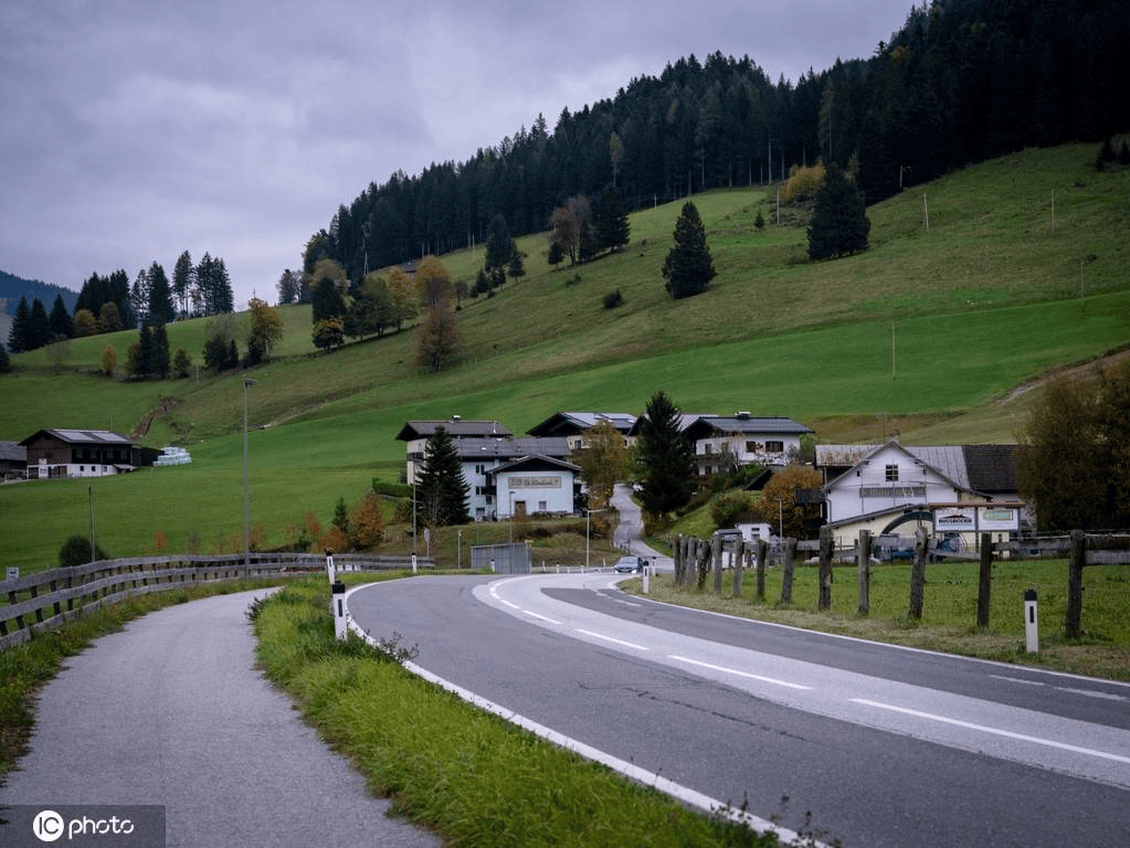 奥地利萨尔茨卡默古特小镇秋日晨景如画_晨雾_木屋_自然环境
