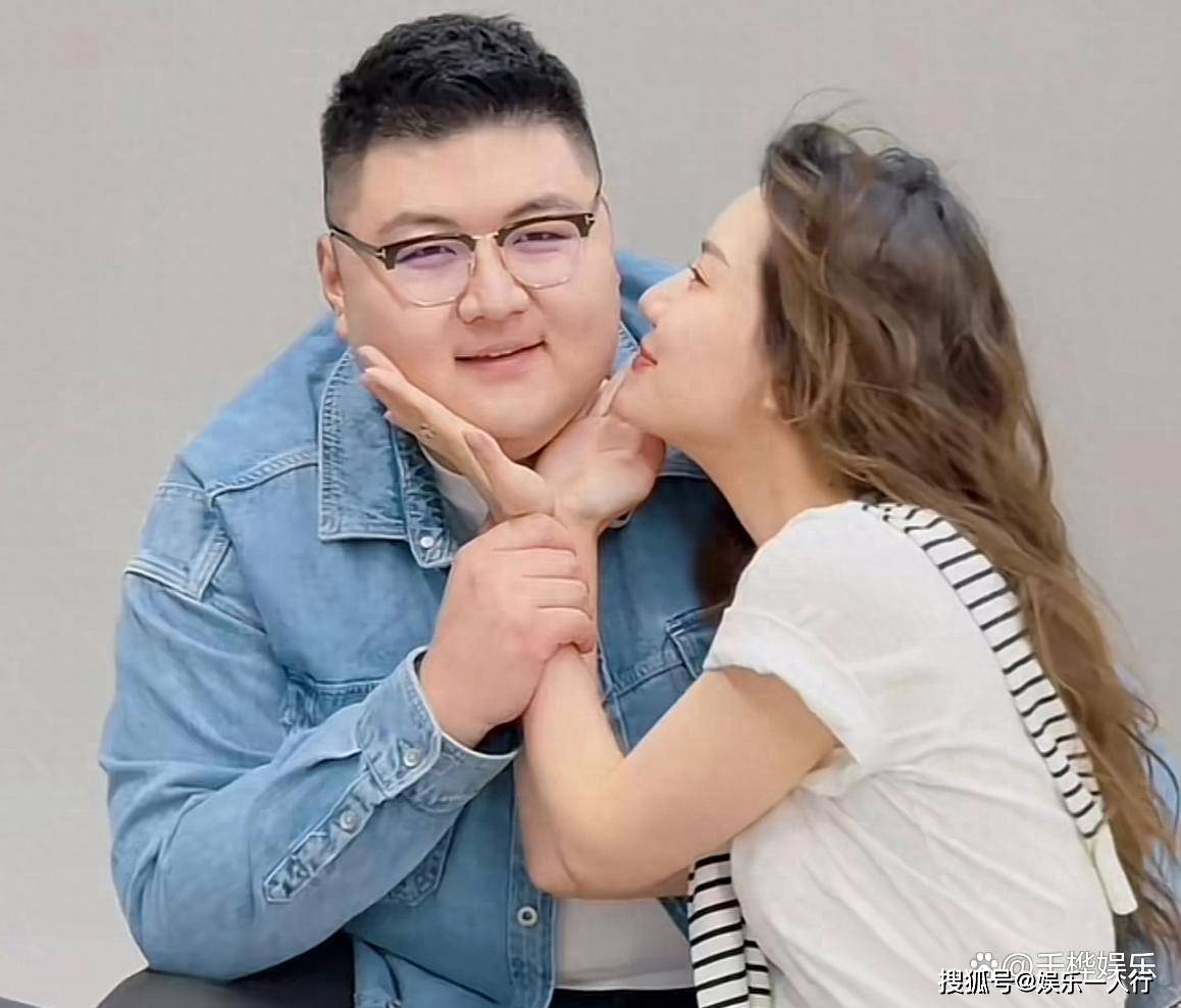 原创            离婚仅半年网红猴哥新恋情曝光！上海街头亲密照流出，颜值身材不输前妻何钰欣