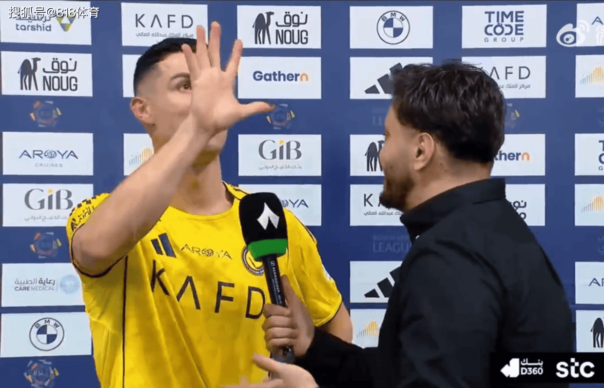 对手球迷炫耀2座亚冠冠军,C罗微笑伸出五指霸气回应:我有5个欧冠奖杯!