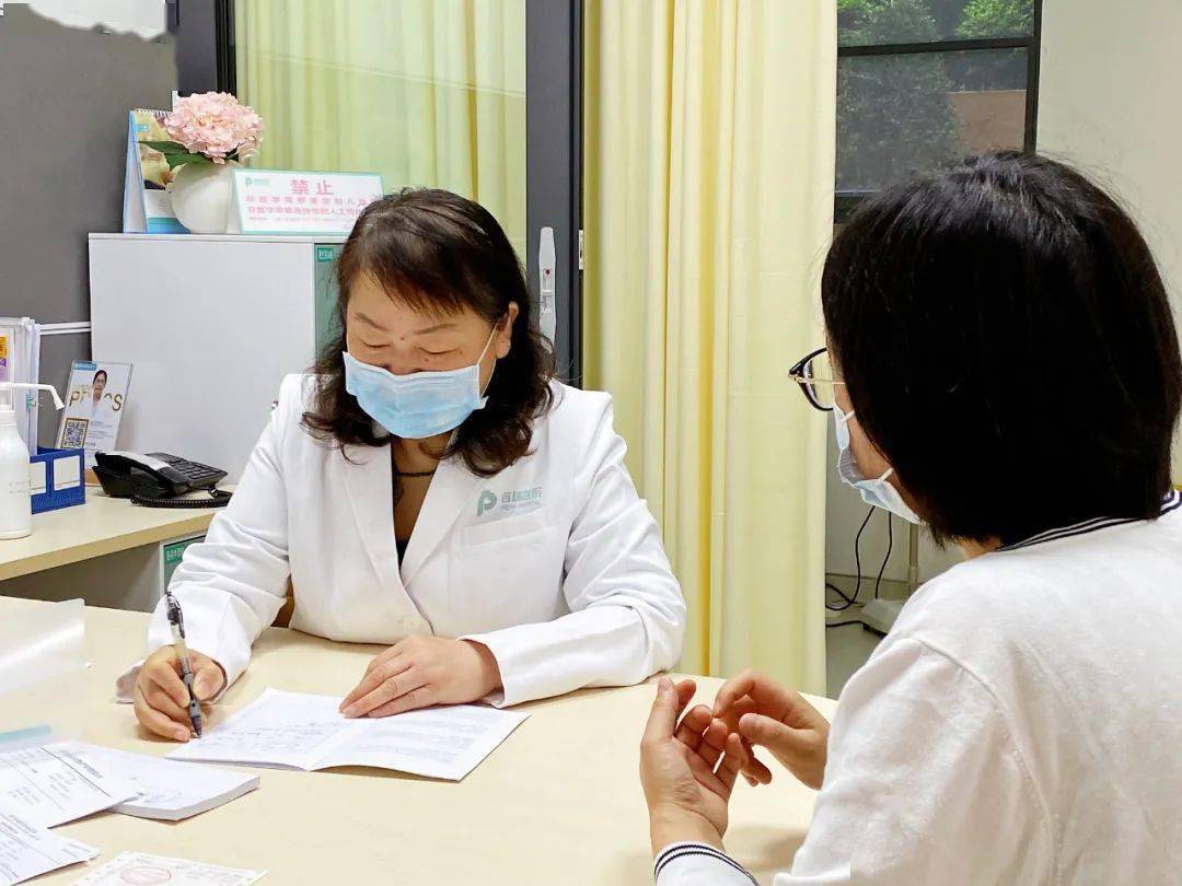 产检时B超里胖胎宝直吐舌头,老公直呼可爱！医生一句话让夫妻崩溃了