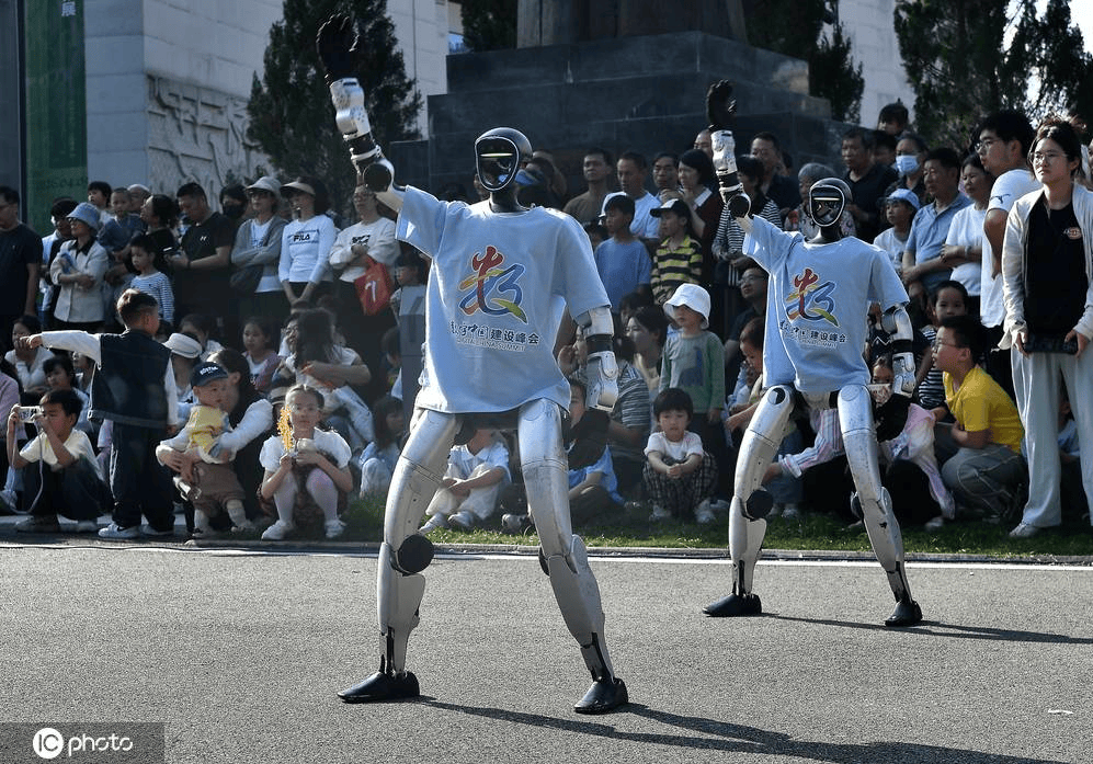 具身智能机器人舞团展演吸引市民围观_科技_赞叹声_会徽