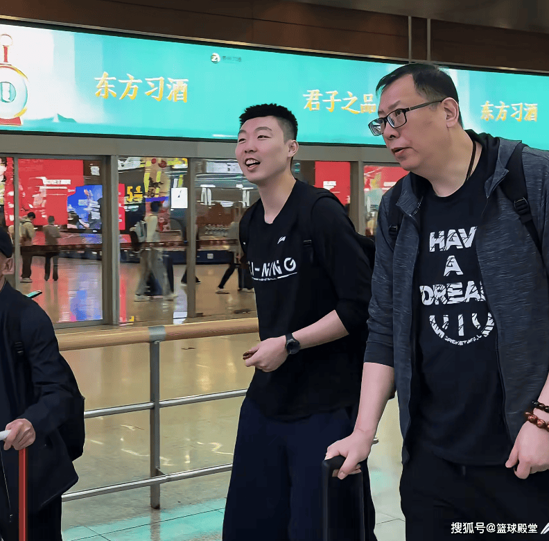 辽宁最早航班回沈阳！球迷接机，莱迪情绪不错，赵继伟李晓旭低头