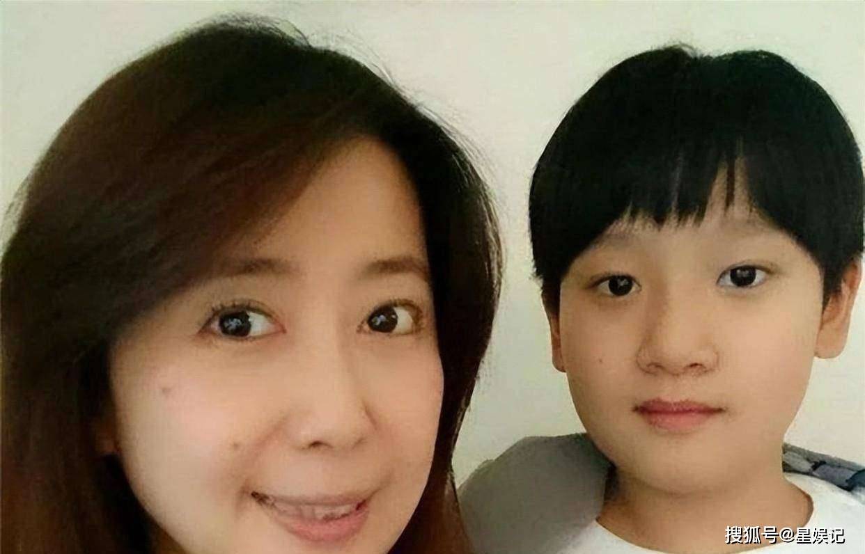 56岁孟庭苇暴瘦真相！被前夫家暴左耳失聪，儿子18岁帅气护母