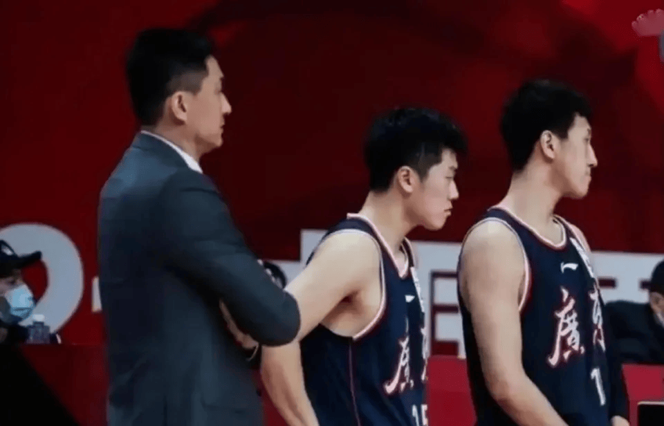 粤蜜怒了！喊话杜锋：必须放弃张皓嘉杜润旺，让两年轻锋将打G2