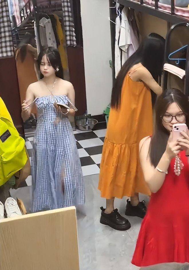 女大学寝室内穿“决胜”衣,被吐槽不像学生:风尘味太重