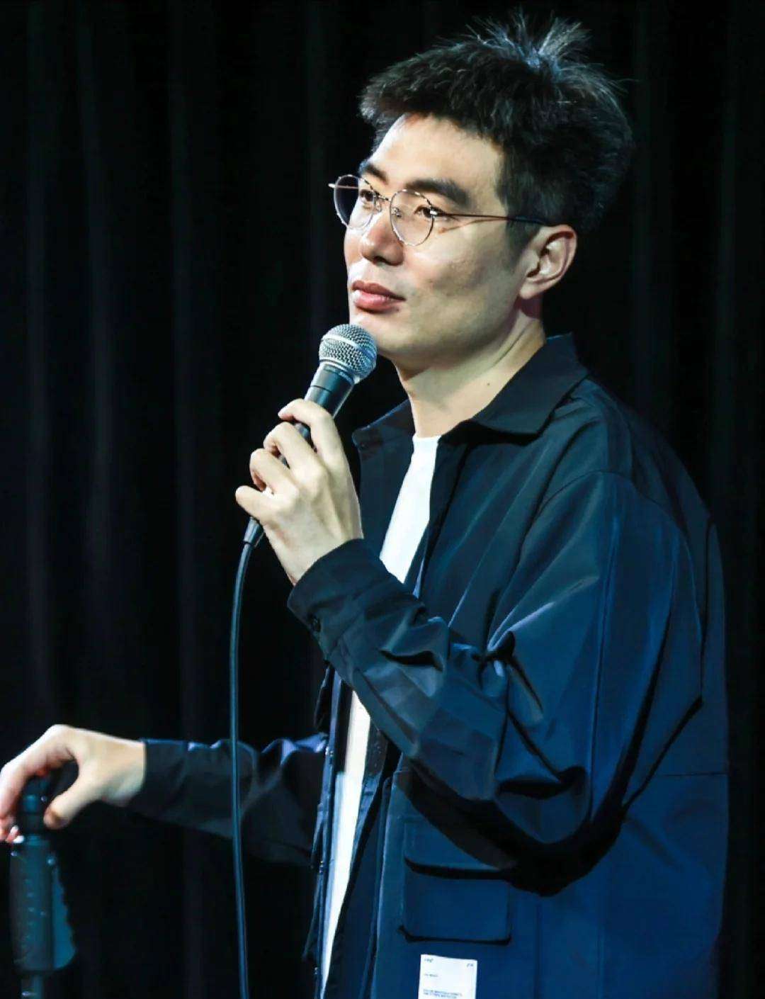 原创            周奇墨从脱口秀天花板跌落：拿生死悲剧当笑料引众怒