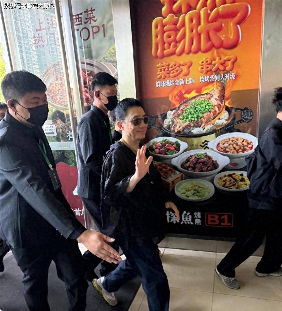 梁朝伟五一现身南京!本人个子好矮 小小一只 但…