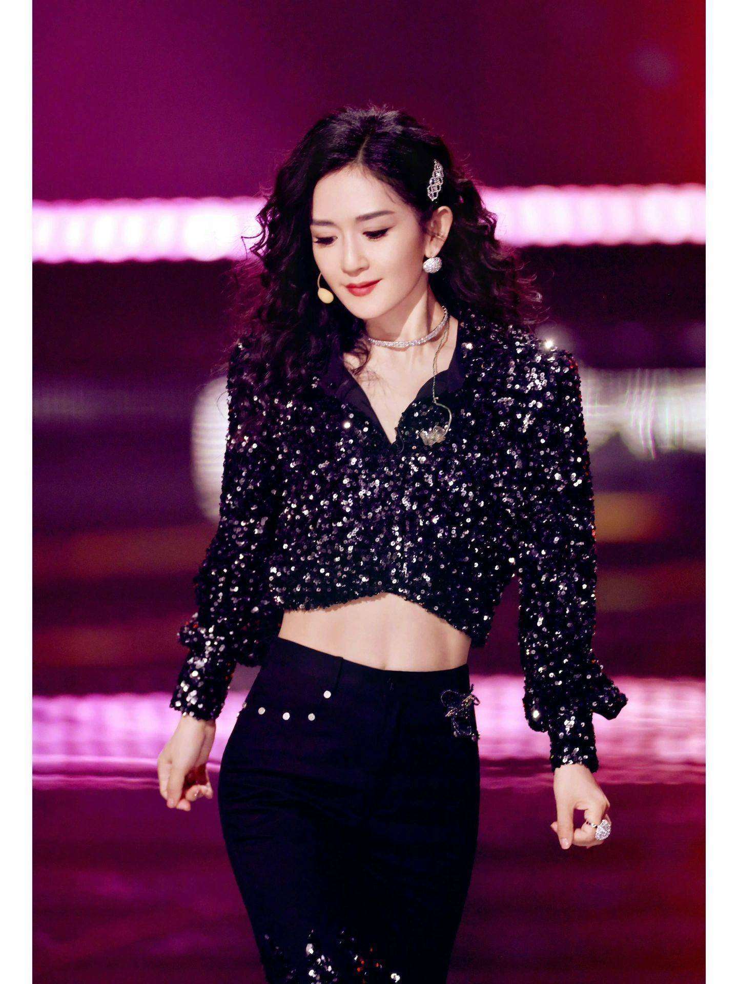 谢娜成都演唱会座无虚席 15万张门票1分钟售罄 半个娱乐圈好友到场