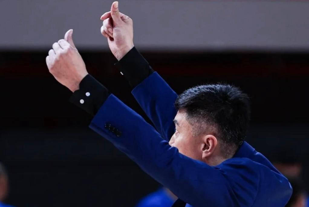 广东宏远大胜广州，徐杰和胡明轩领衔全队表现出色