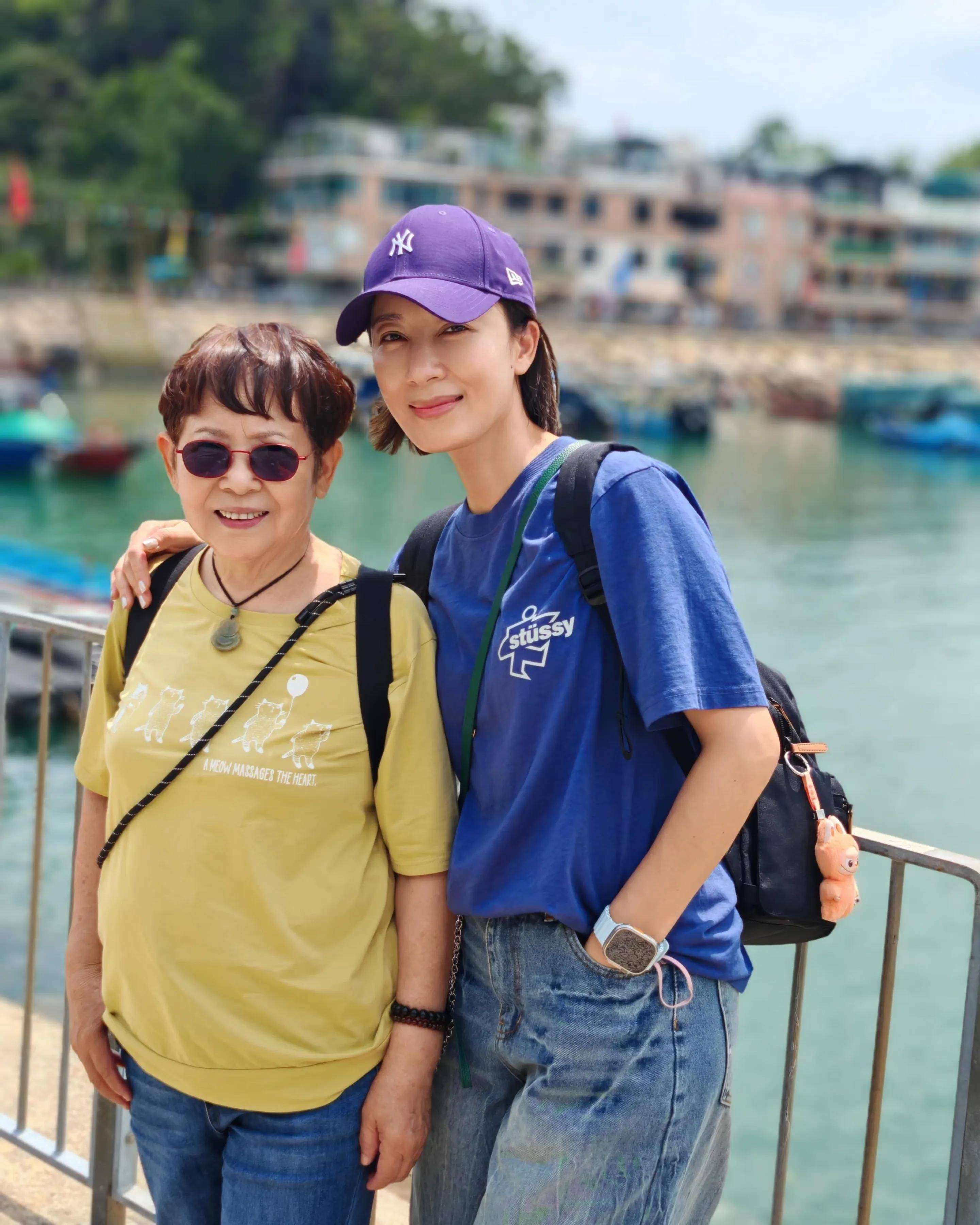 杨怡晒照庆母亲节与妈妈同框超像一双儿女颜值超高