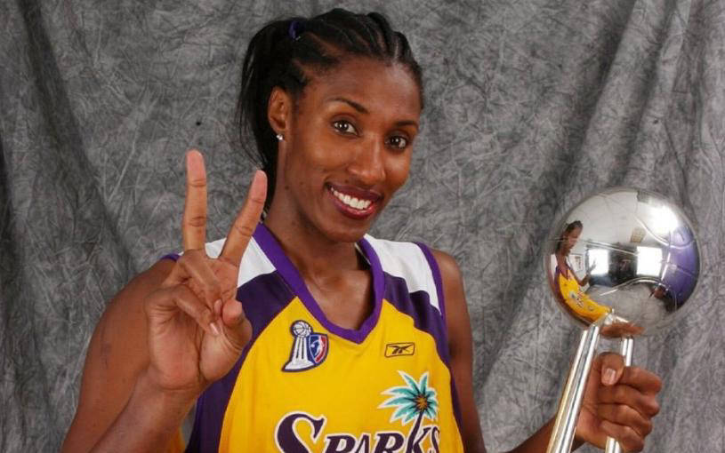 WNBA历史第二人！莱斯利获雕像致敬待遇 曾是郑海霞火花队友