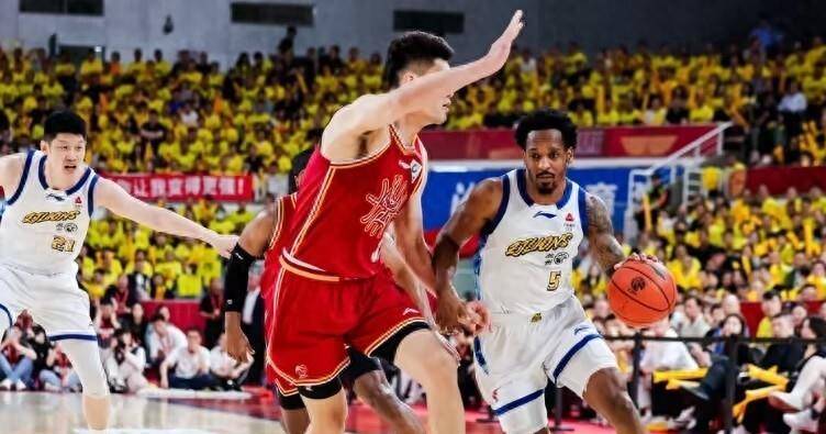 今晚广厦男篮迎战深圳男篮，传来4大利好，伴随2大隐患，胡金秋伤情无碍