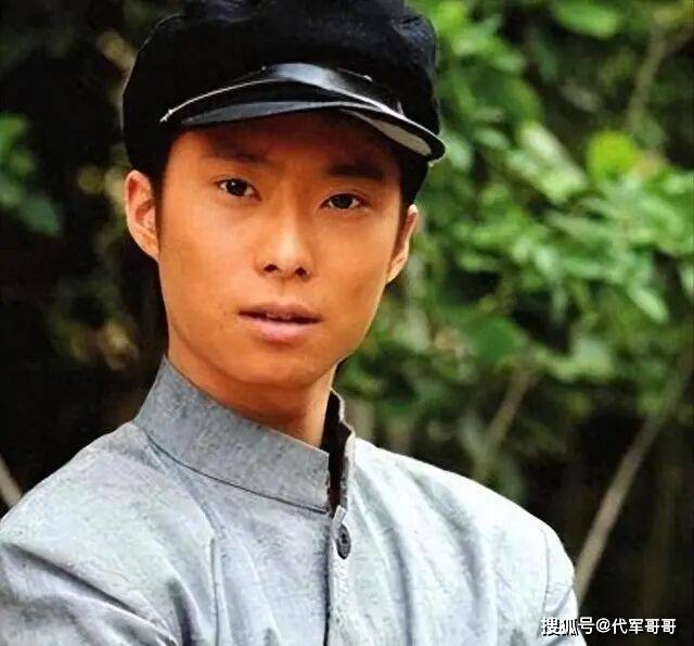 原创            71岁李成儒近况曝光！经历两段失败婚姻，如今40岁儿子成为他的骄傲