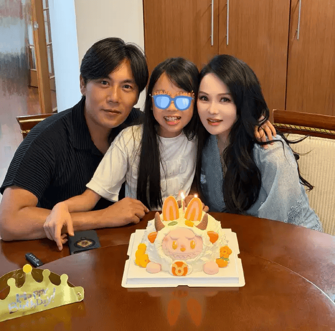 伊能静深情发文为秦昊庆生 晒一家三口合照尽显幸福