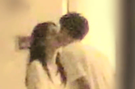 周也热恋实锤!与男友亲密互动拥抱亲吻,甜蜜指数爆表