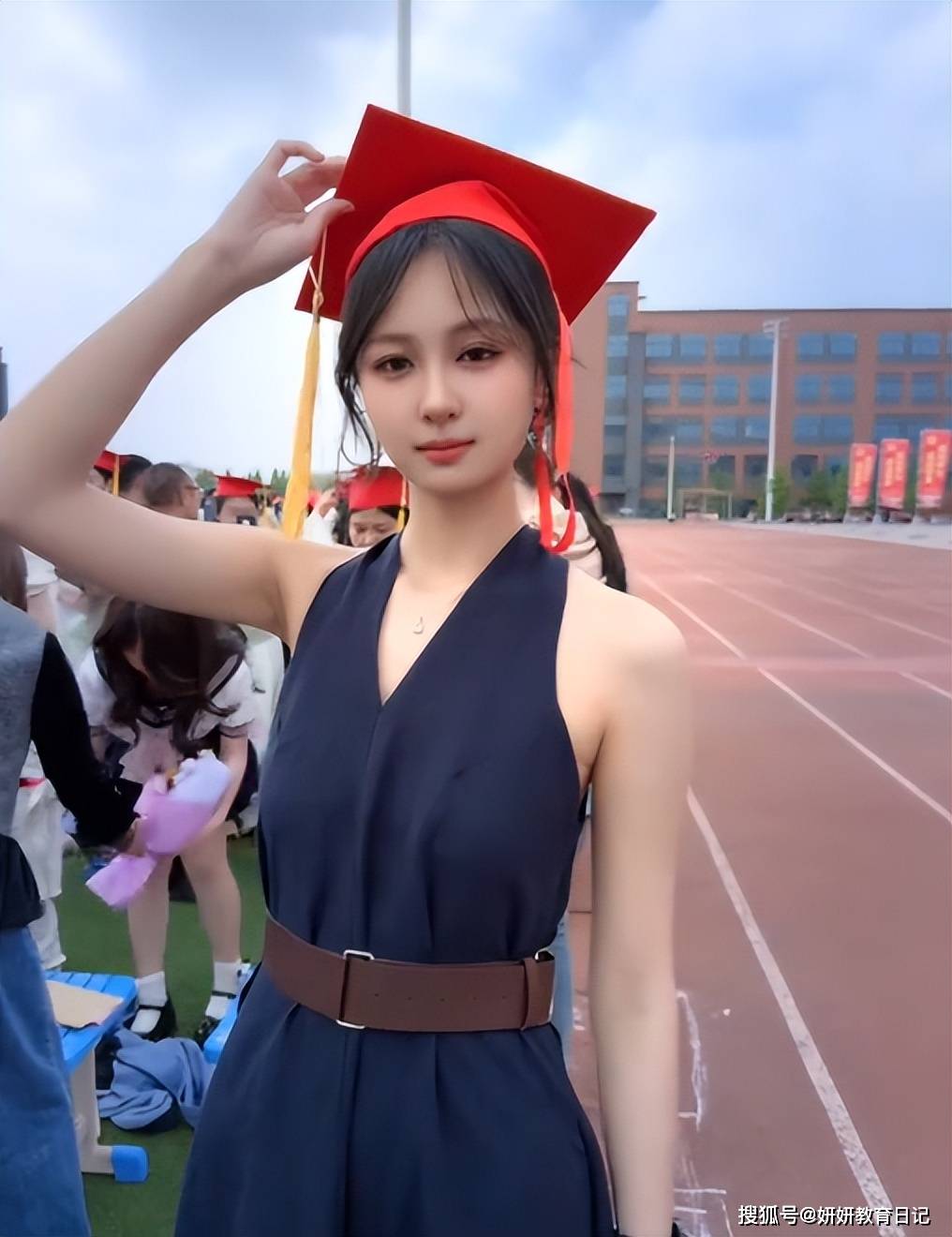 “她是唯一穿着体面的!”女孩成年礼造型走红,落落大方具象化了