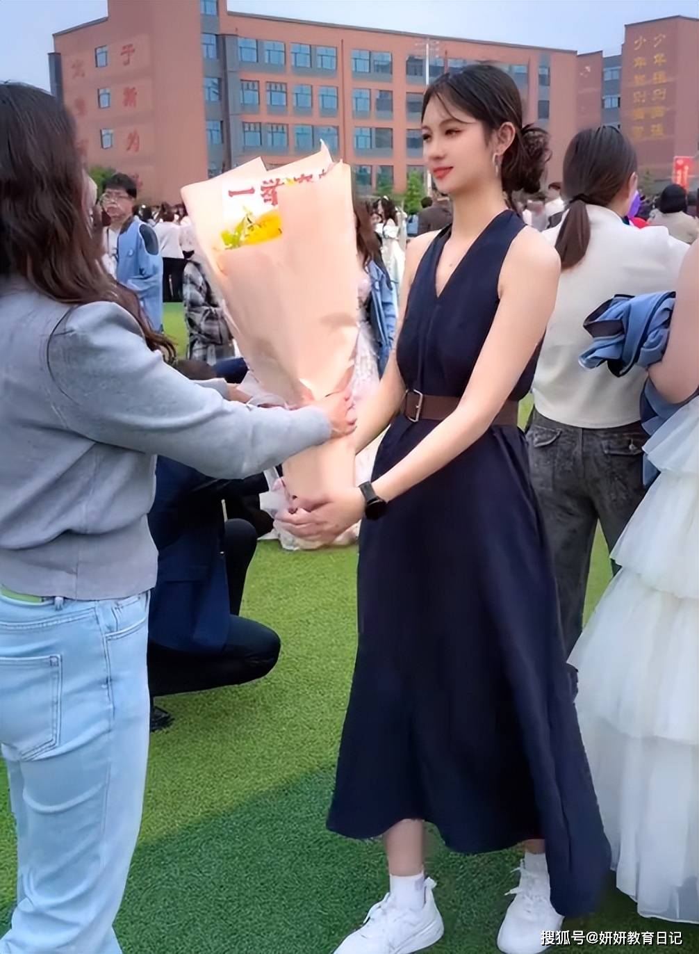 “她是唯一穿着体面的!”女孩成年礼造型走红,落落大方具象化了