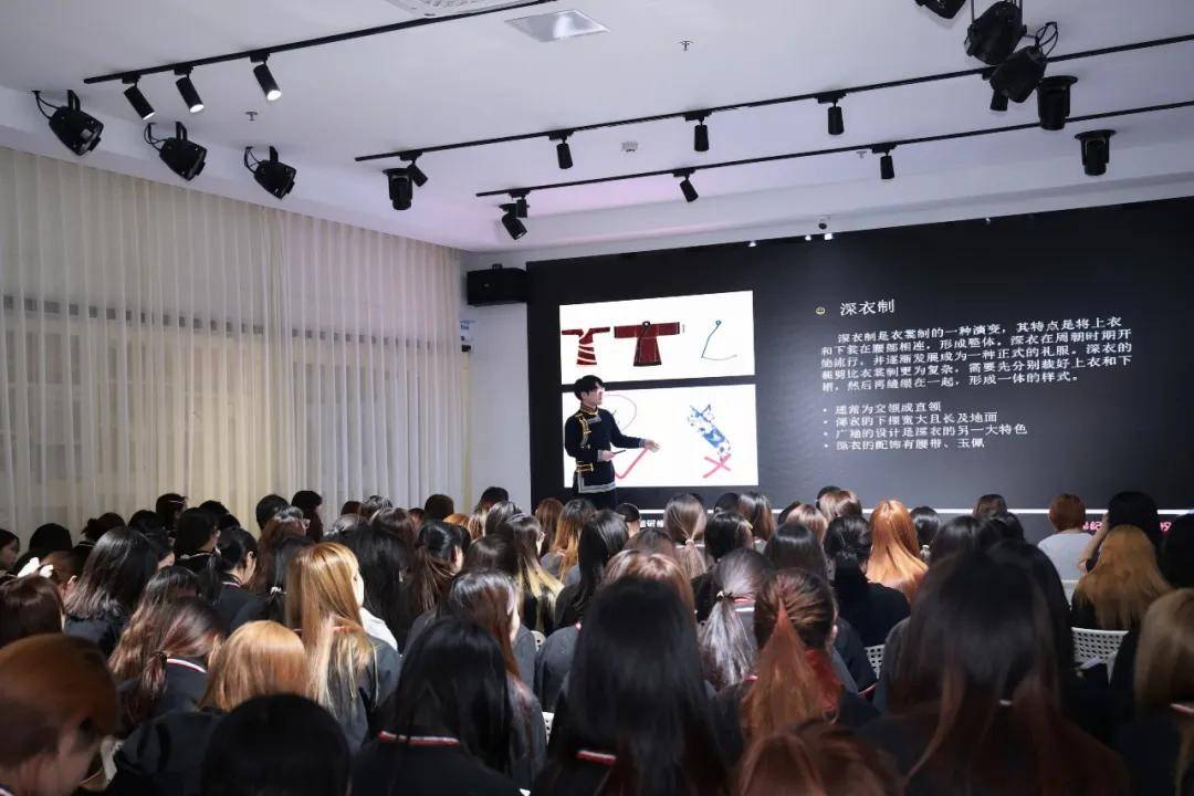 “劳模工匠进校园”走进郑州欧曼谛时尚美业学校，非遗汉服装束复原系列专题讲座（一）开讲！