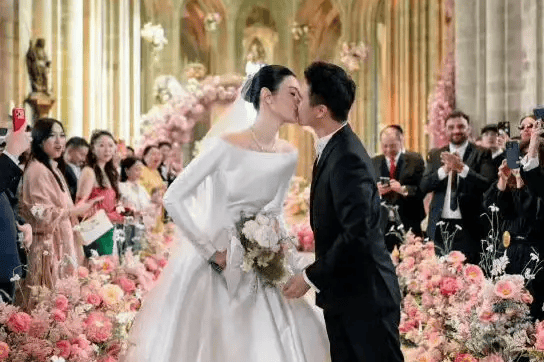 情谊深厚！陈学冬现身奚梦瑶何猷君婚礼现场送暖心祝福