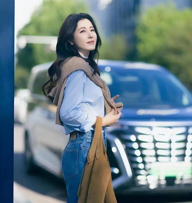 中戏两百年难得一遇的美女曾黎，她的名字总是与美丽、才华和从容联系在一起。