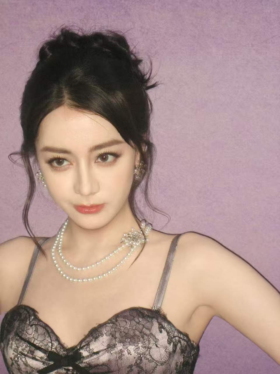 别再说奚梦瑶高攀、迪丽热巴逆袭!两位女星的爸爸才是隐藏大佬:底气全是原生家庭给的