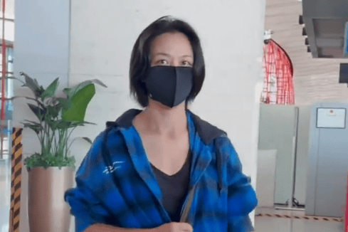 汤唯二胎孕肚机场亮相 携夫金泰勇或赴香港待产