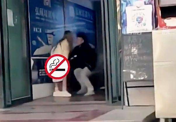情侣闹矛盾,女子直接在公众场合脱裤子,男友急忙护住春光