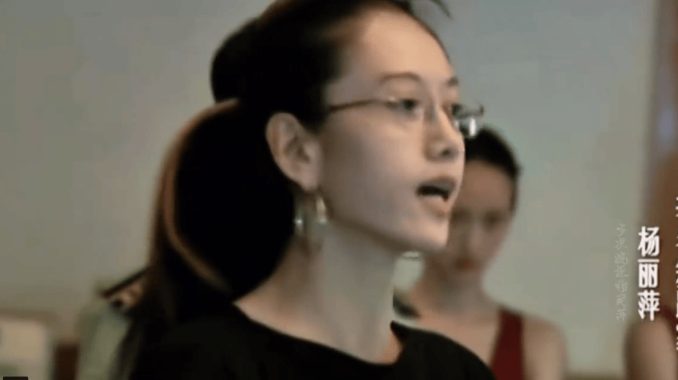 杨丽萍42岁旧照惊艳网络 淡妆笑容尽显温婉优雅