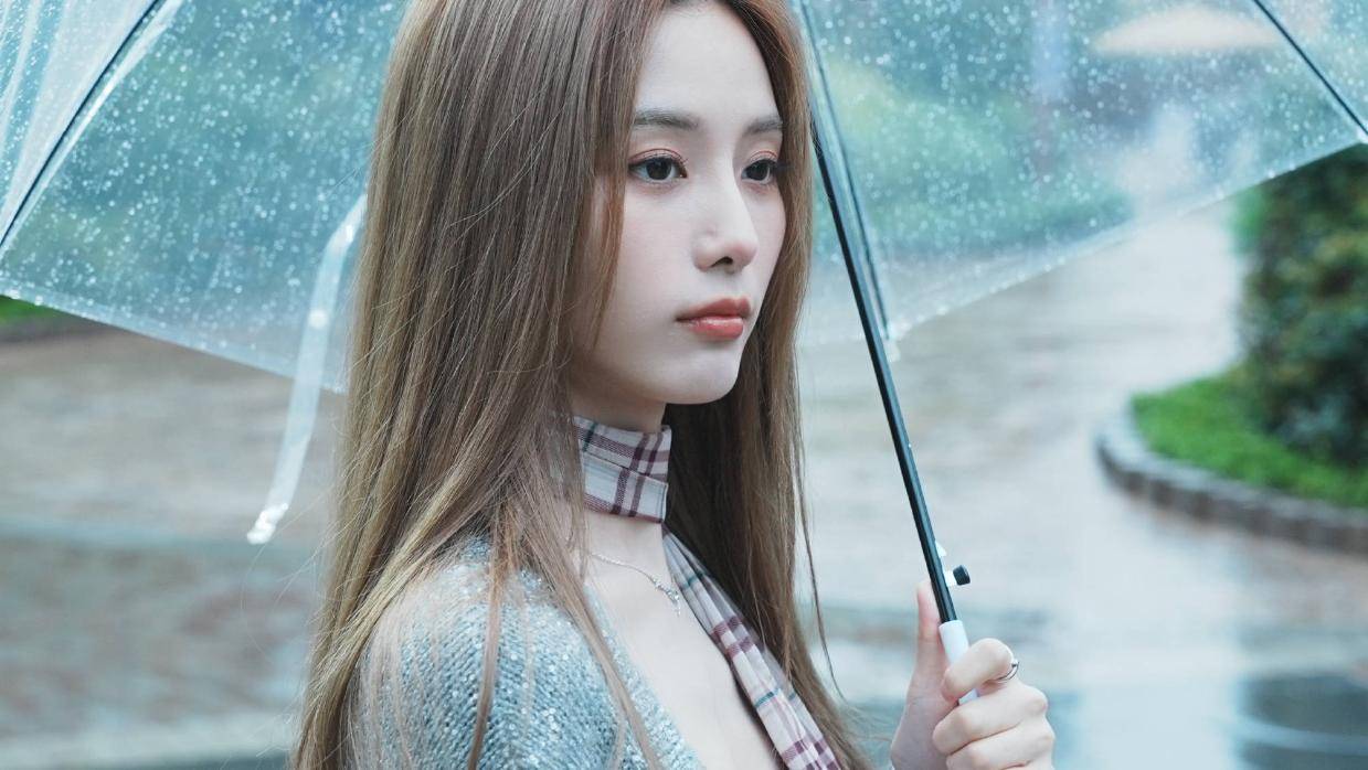 徐艺洋雨天穿搭教科书：灰针织开衫+格纹围脖如何打造氛围美学