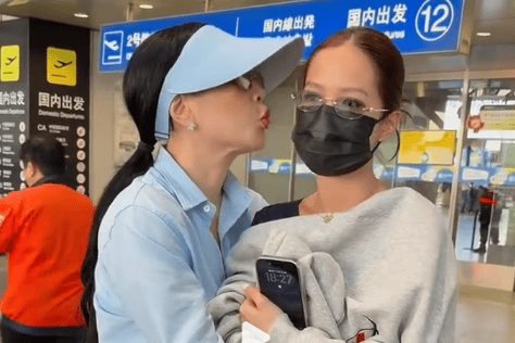 钟丽缇机场送二女儿赴波士顿读大学 母女情深尽显温馨