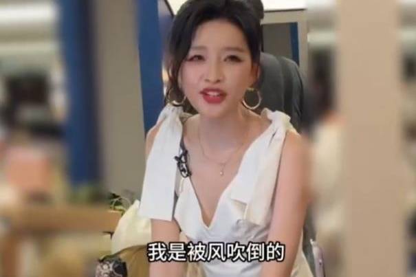 孙怡雨中被风吹倒，工作室发文报平安：经检查无大碍，仅裤子微湿封面图