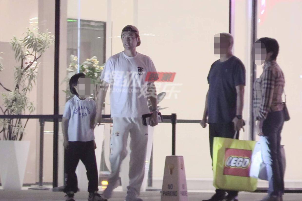 袁弘张歆艺家庭聚餐温馨满溢 亲子默契尽显家庭观念