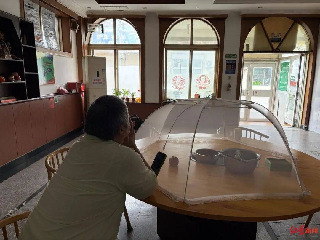 “鹅腿阿姨”回应：曾考虑说明情况未找到契机，如有处罚愿意接受，希望向学生道歉；本人微信已无法登录，儿子否认年收入百万