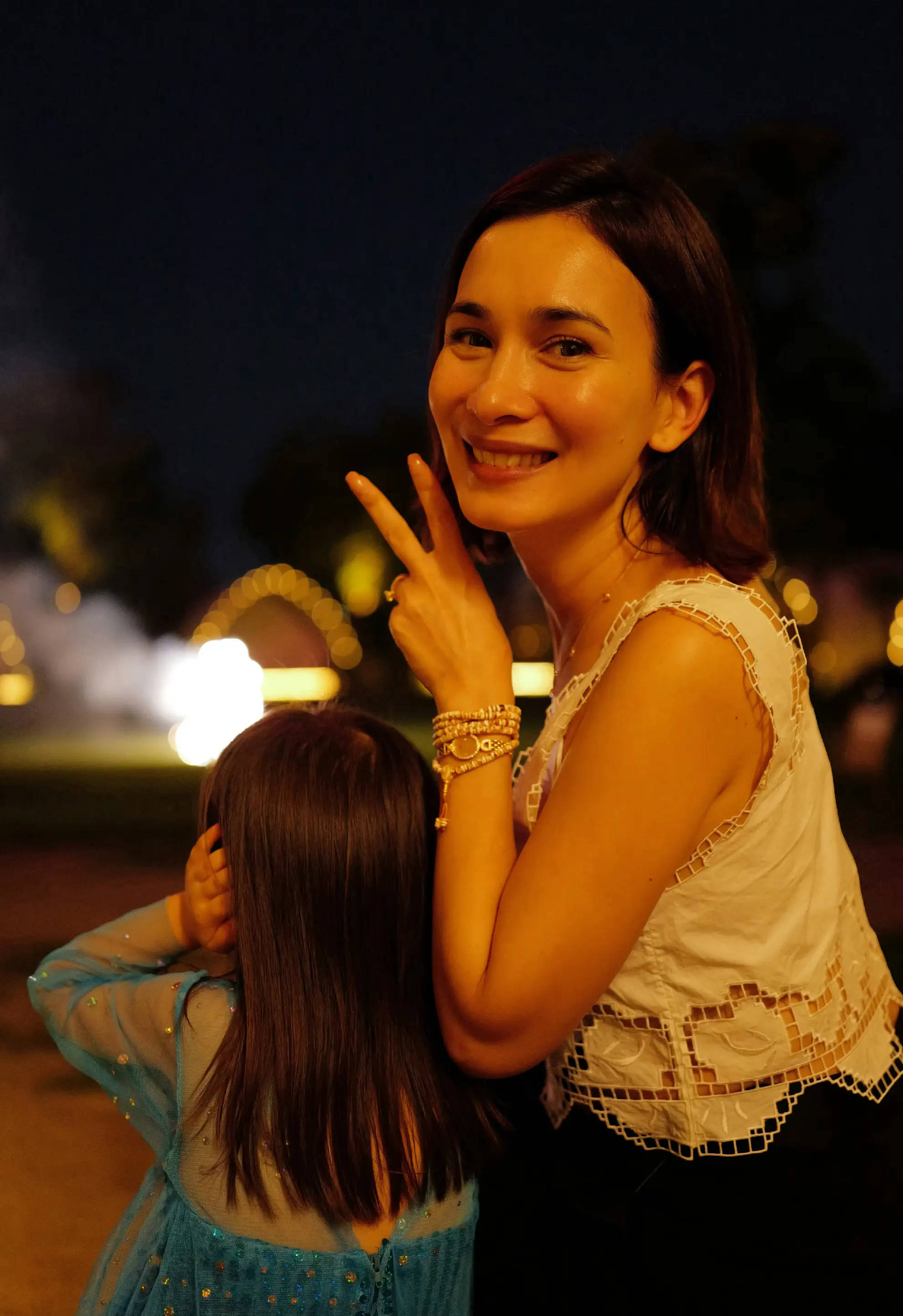 卢靖姗晒一家四口外出露营照 抱二胎儿子满脸幸福