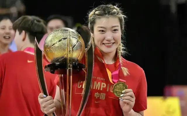 中国女篮传来新消息：3大名将新动态！李梦、韩旭、李月汝