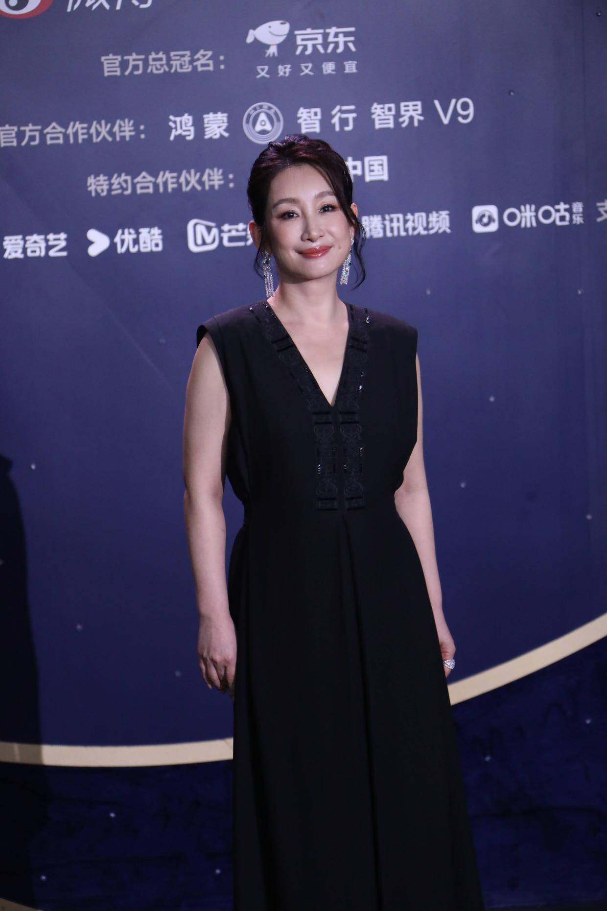微博电影之夜众星璀璨：秦海璐孙怡红毯争艳