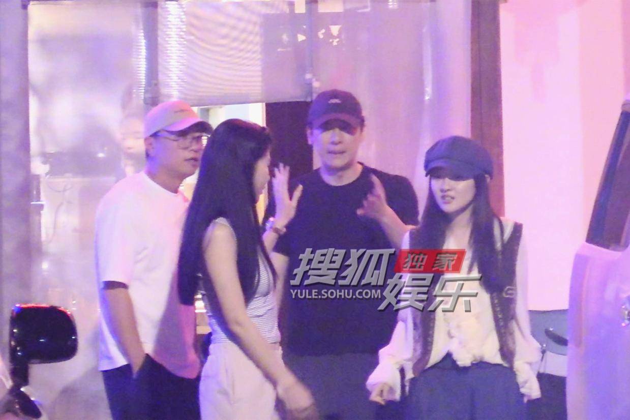 粱洁与好友烤肉聚餐 欢声笑语共度美好时光