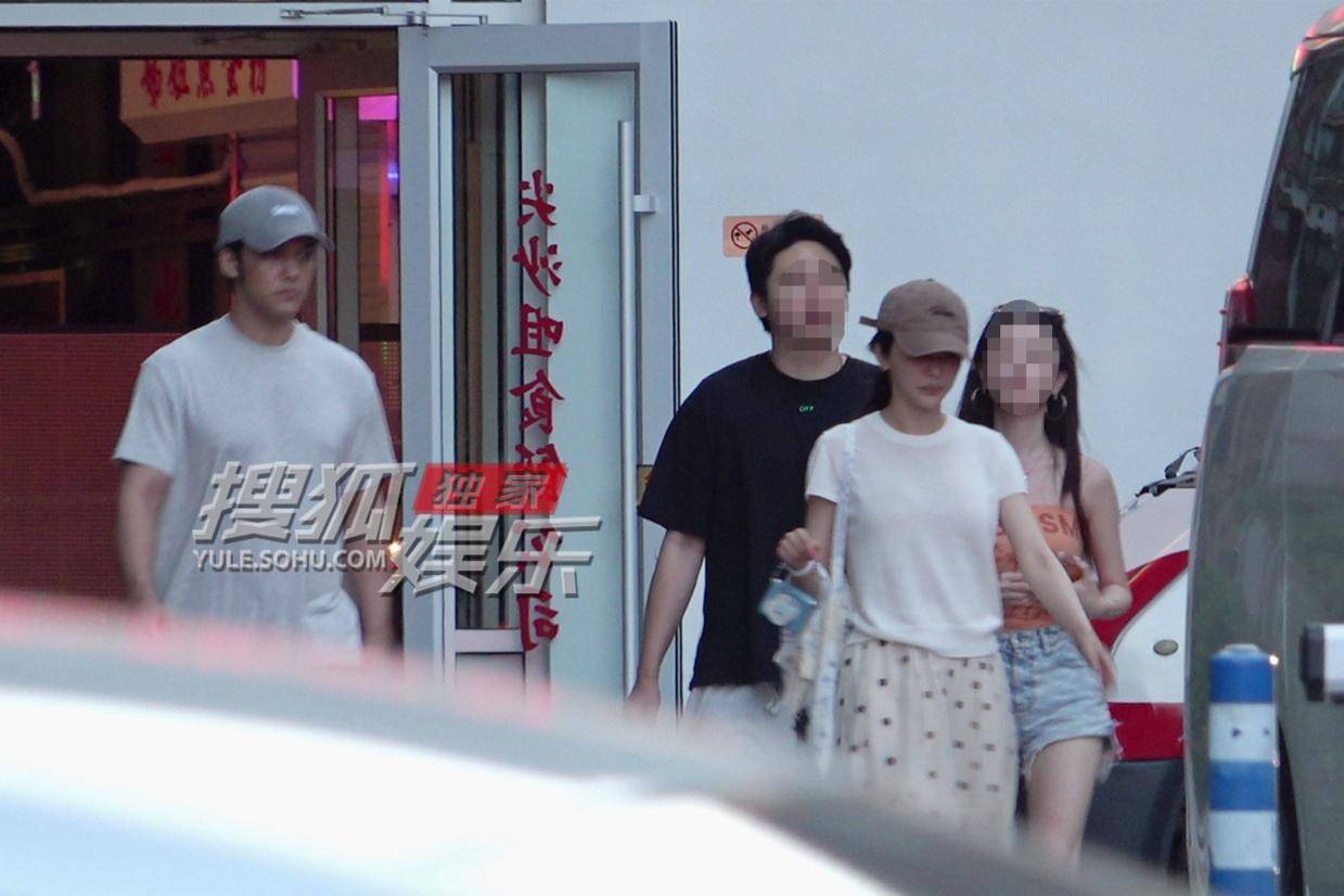 陈牧驰陈冰夫妇甜蜜接友聚餐,陈冰产后身材惊艳恢复