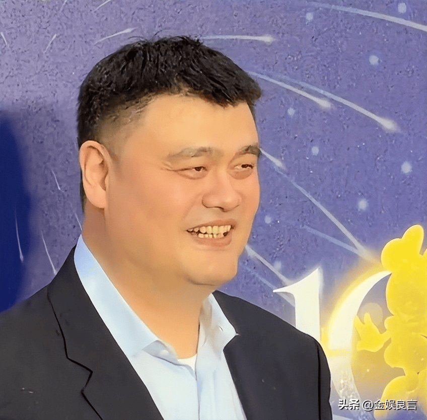 姚明亮相迪士尼，眼底乌青满脸疲惫，一身伤病走路一瘸一拐太沧桑