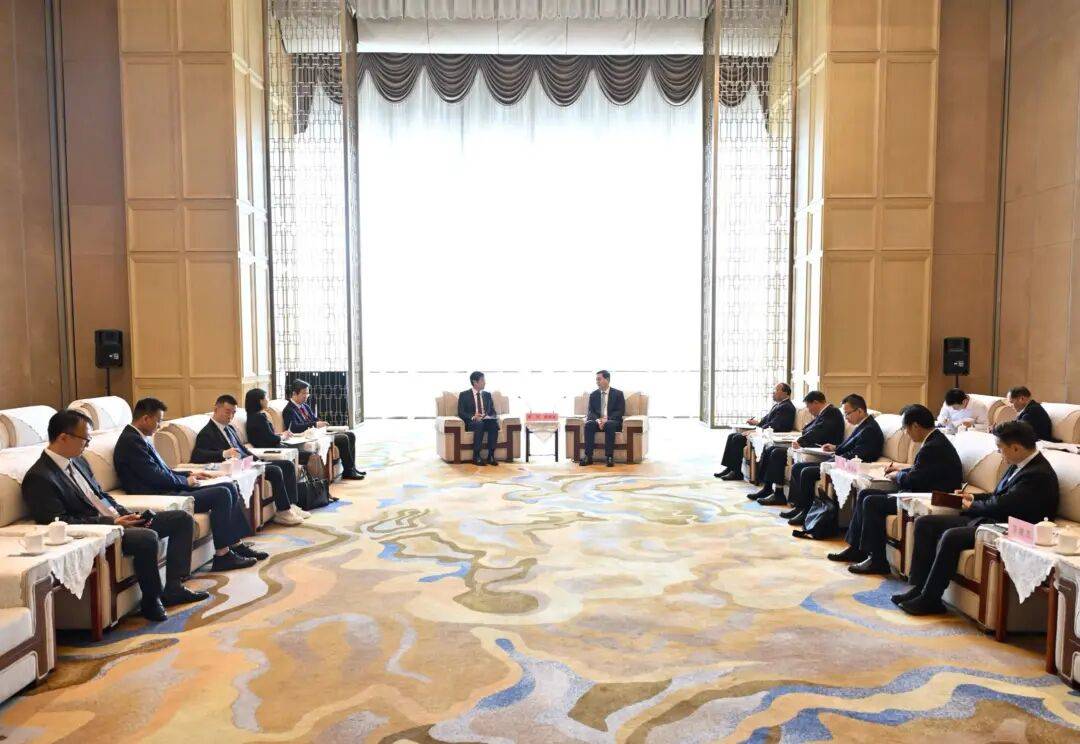 盛阅春会见小米集团董事长雷军