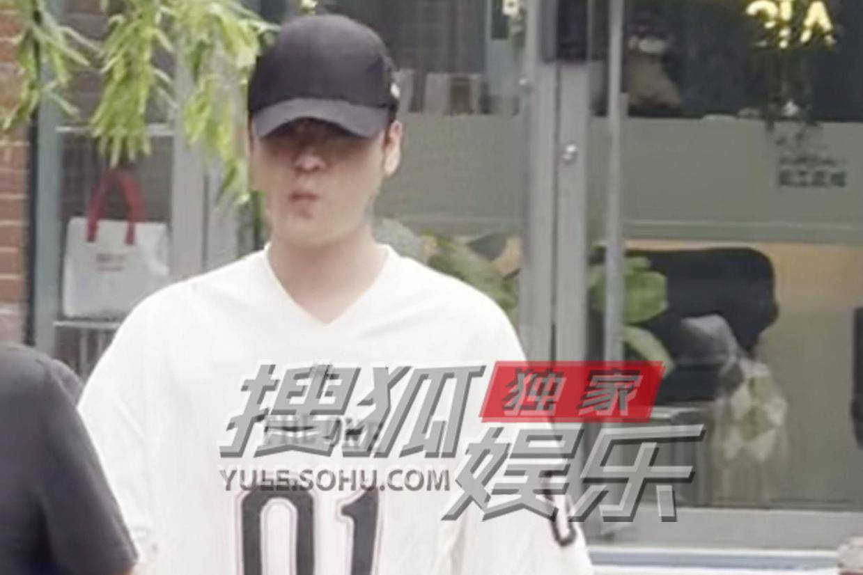 张云雷下班路透照曝光 宽松球衣穿搭尽显阳光少年气质