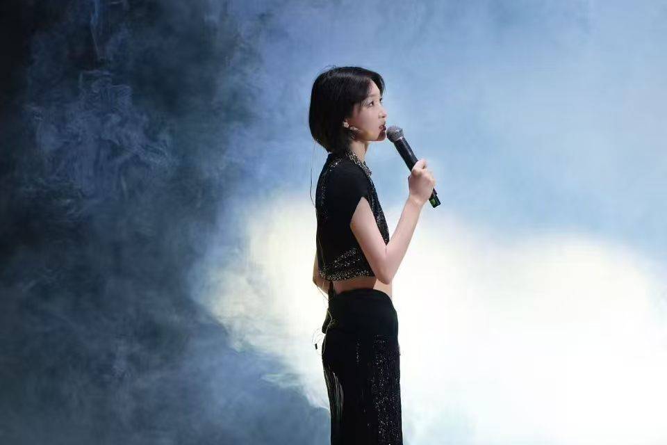 周冬雨话剧风波：演话剧能否依赖提词器引发热议