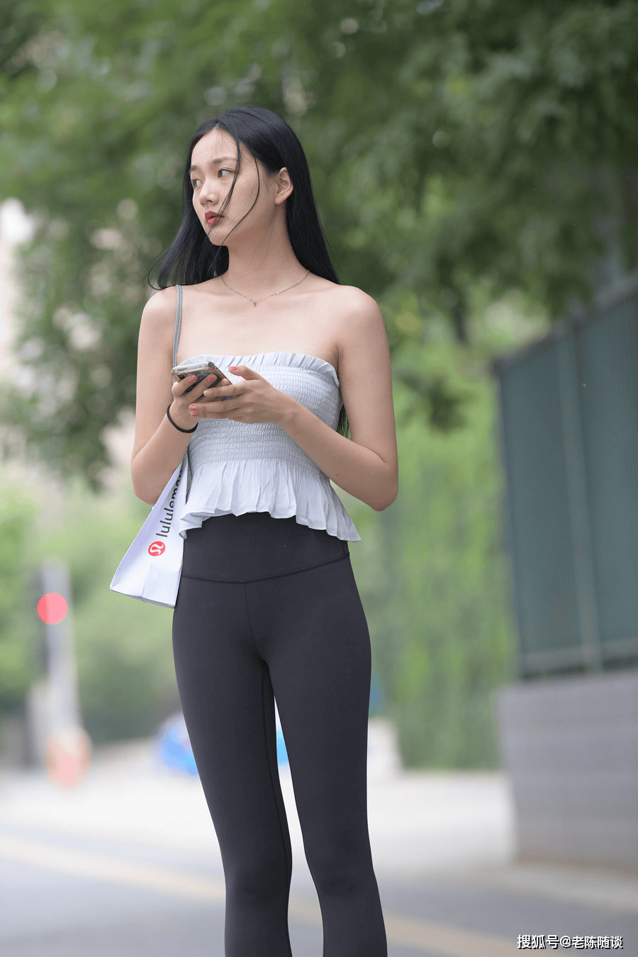 被街拍小姐姐美到了!浅灰抹胸 + 深灰瑜伽裤,秒变元气少女! 被街拍小姐姐美到了!浅灰抹胸 + 深灰瑜伽裤,秒变元气少女!