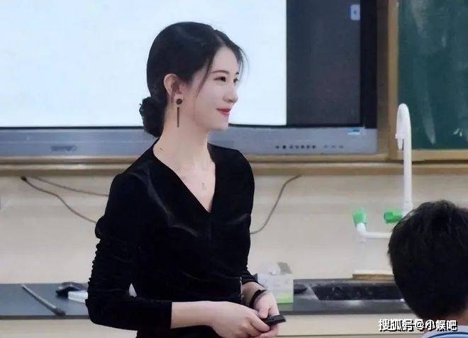 女老师穿“孕妇装”上课被举报,家长:薄如蝉翼,孩子上课都分心