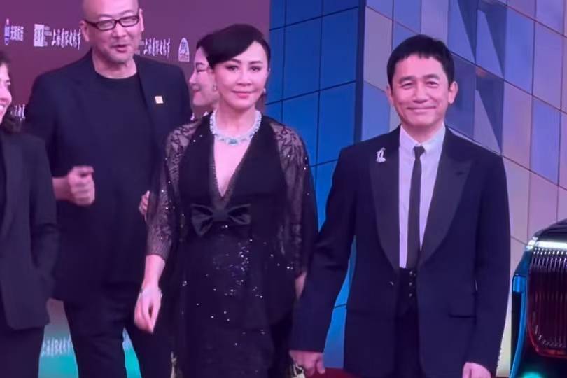 梁朝伟刘嘉玲上海电影节红毯秀恩爱 影帝抠手瞬间成焦点