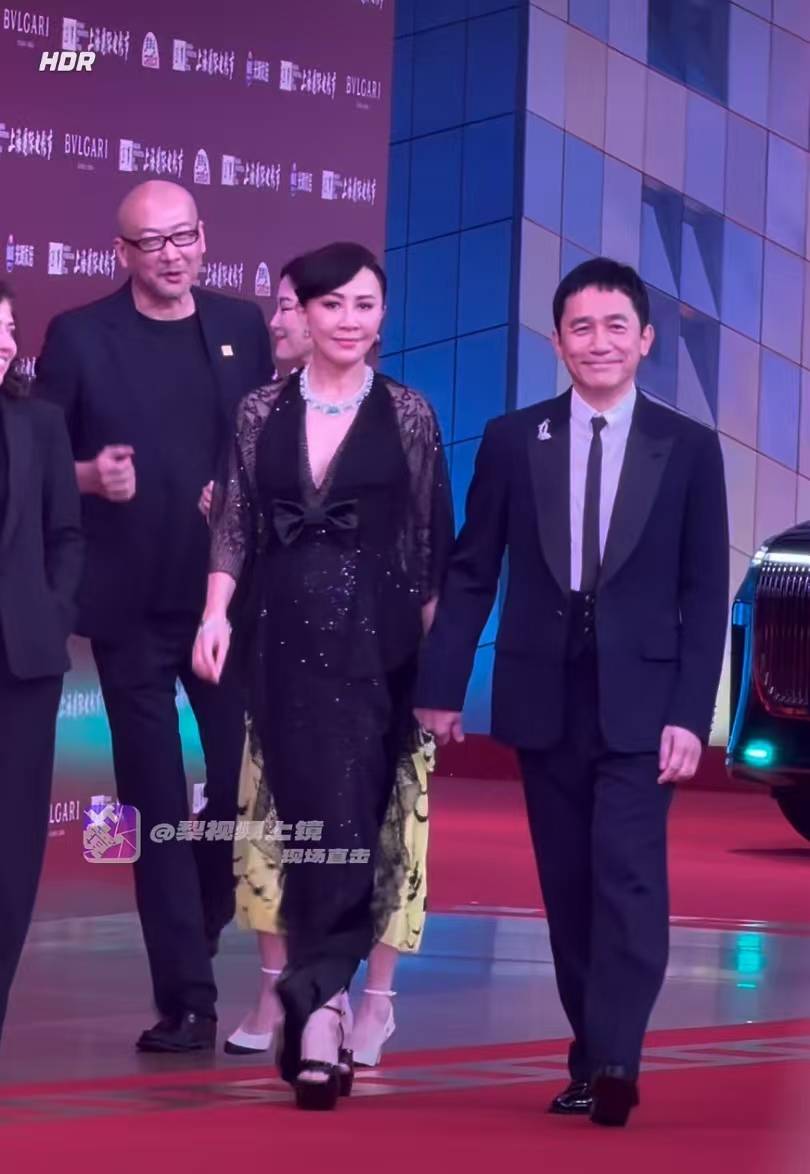 梁朝伟刘嘉玲手牵手亮相上影节 “内向影帝”在红毯抠手