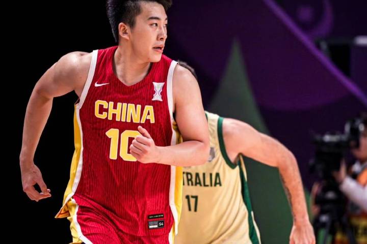 今晚有中国男篮的比赛,CCTV5+现场转播